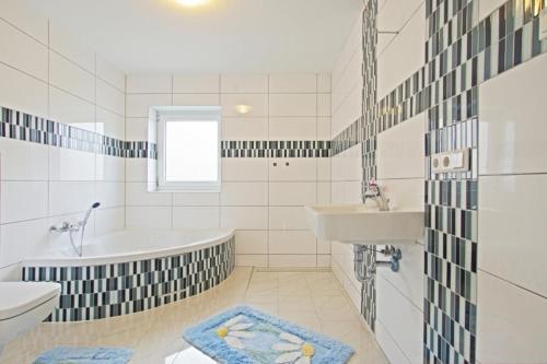 3 Private Rooms, 6 Persons (5287)