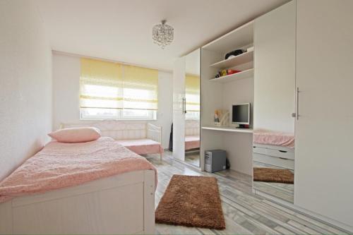 3 Private Rooms, 6 Persons (5287)
