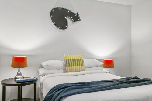 Modern Two Bedroom Apartment In Melbourne Cbd
