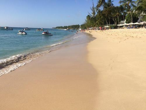 Spacious White House Villa 1 To Sandy Beaches