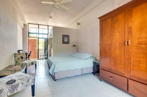 Hostal Bayshore Bijou Suites
