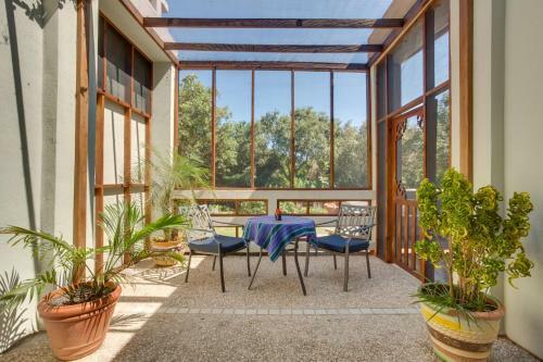 Hostal Bayshore Bijou Suites