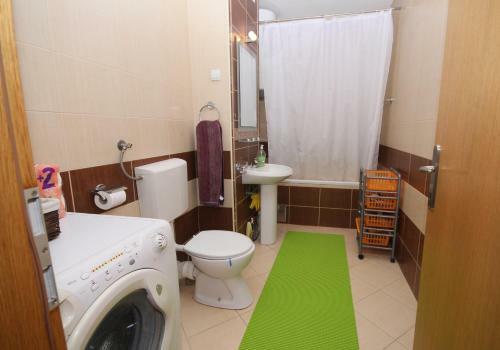 Aleja Center, Brown & Green Apartment