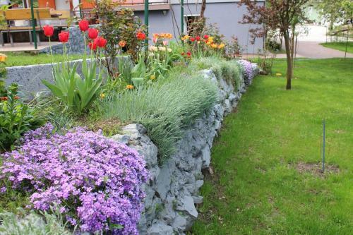 Chalet Garden 2