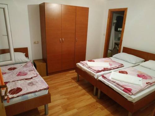 Hostal Rooms Ava Raj