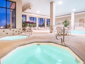 Hotel Howard Johnson Inn & Suites