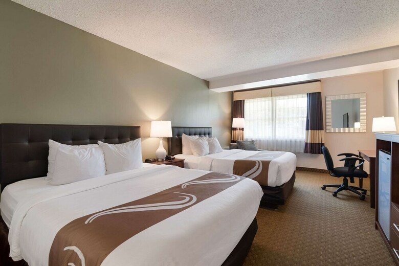 Hotel Fireside Inn & Suites