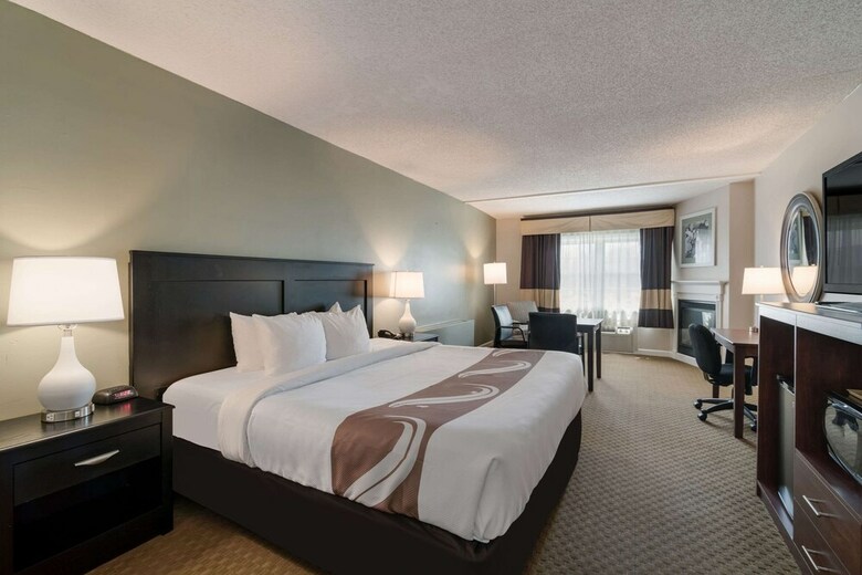Hotel Fireside Inn & Suites