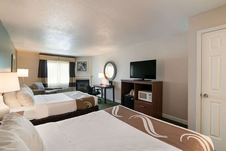 Hotel Fireside Inn & Suites