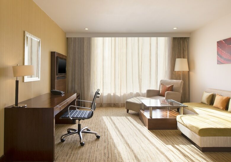 Four Points By Sheraton Hotel And Serviced Apt