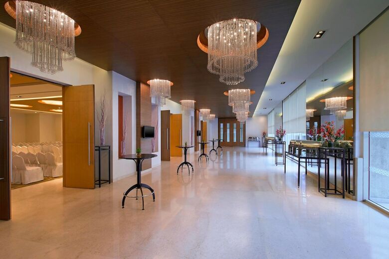 Four Points By Sheraton Hotel And Serviced Apt