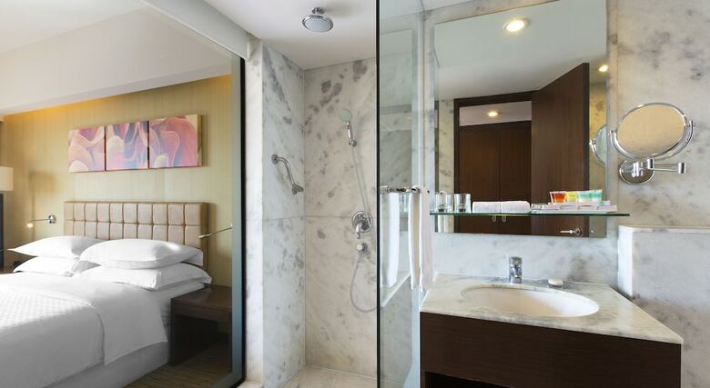 Four Points By Sheraton Hotel And Serviced Apt