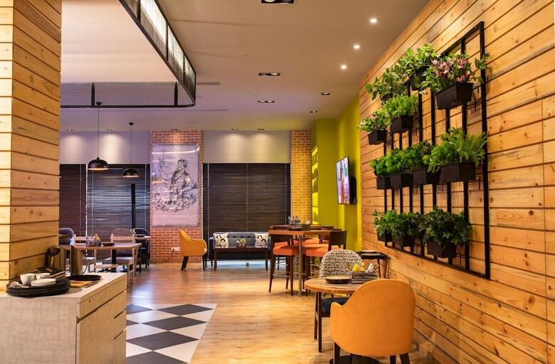 Four Points By Sheraton Hotel And Serviced Apt