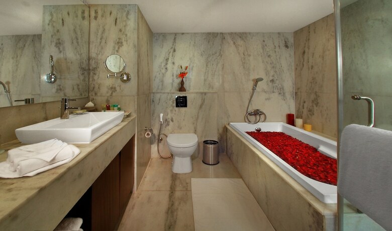 Four Points By Sheraton Hotel And Serviced Apt