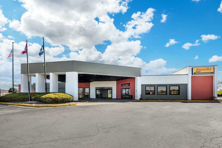 Hotel Clarion Inn & Suites