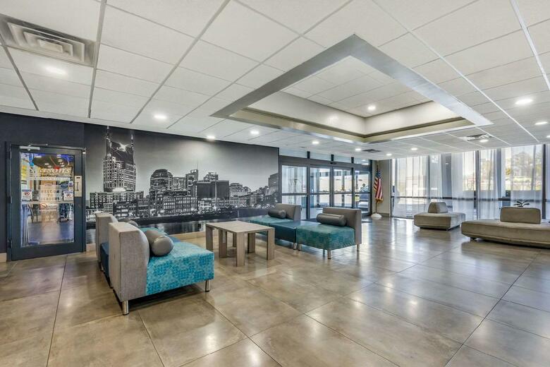 Hotel Clarion Inn & Suites