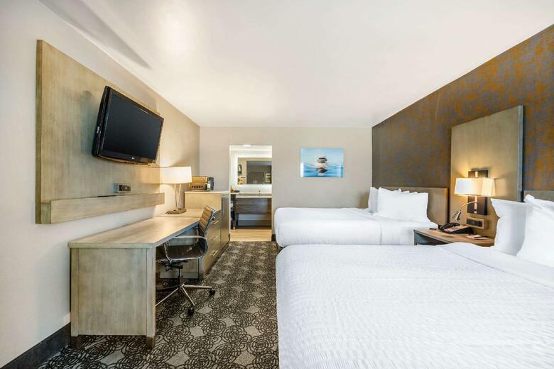 Hotel Clarion Inn & Suites