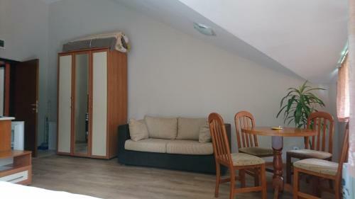 Tes Flora Apartments