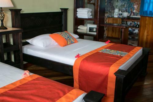 Hotel La Isla Inn