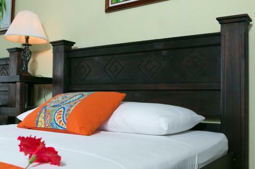 Hotel La Isla Inn