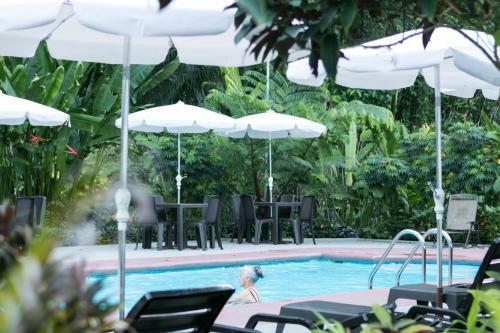 Hotel La Isla Inn