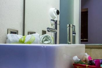 Monteleon Hotel And Suites