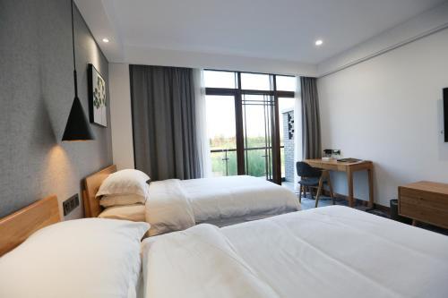 Deyi Banhai Tingshu Hotel