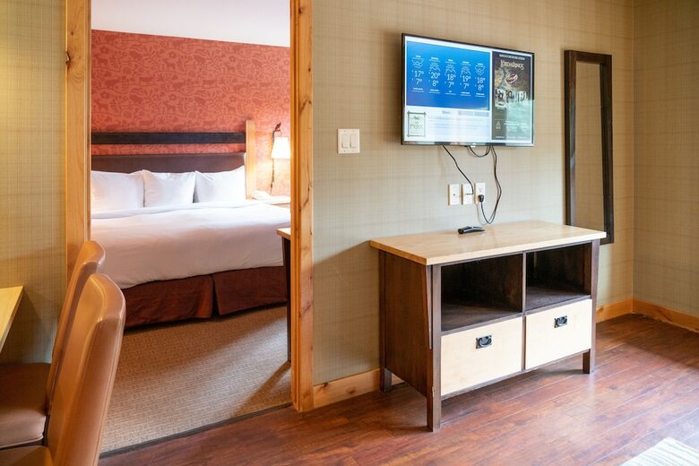 Fox Hotel And Suites