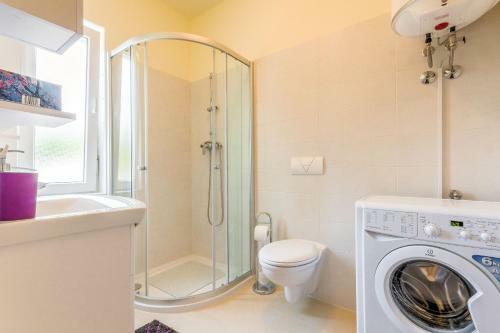 Family Friendly Apartment Near The Sea