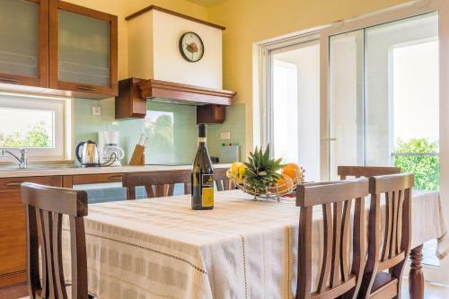Family Friendly Apartment Near The Sea
