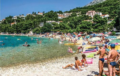 Three-bedroom Apartment In Baska Voda
