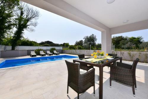 Crowonder Bay Villa