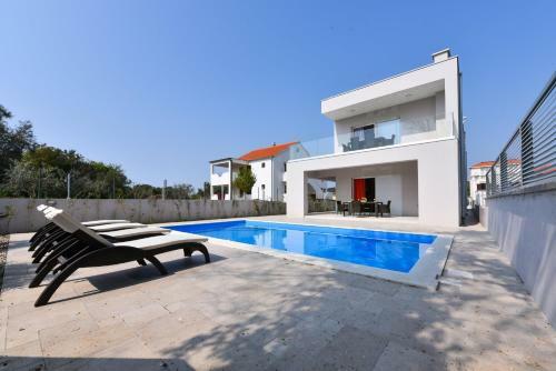 Apartamentos Crowonder Harbor Villa