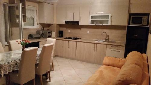 Apartmani An?elo, Tommy, Leon