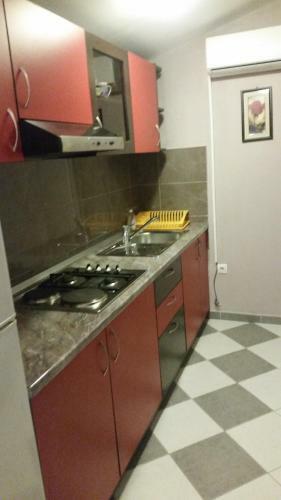 Apartmani An?elo, Tommy, Leon