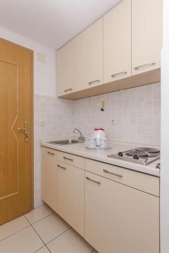 Apartments With A Parking Space Brela (makarska) - 11687