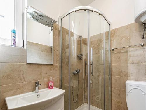 Six-bedroom Holiday Home In Cabrunici