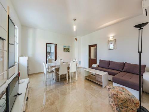 Six-bedroom Holiday Home In Cabrunici