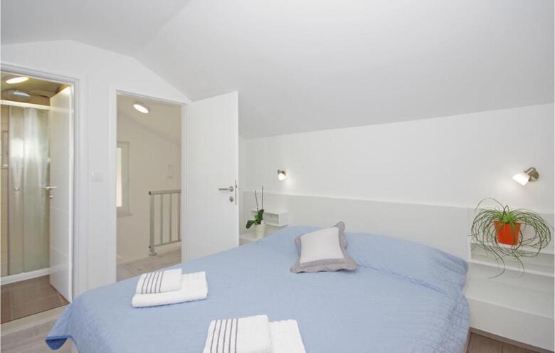 Three-bedroom Holiday Home In Drvenik