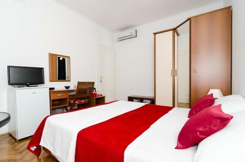 Hostal Apartment & Room Ivela