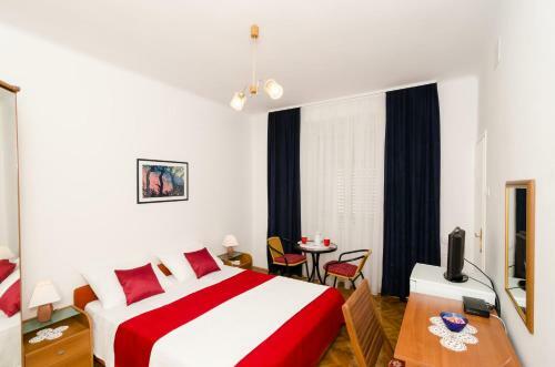 Hostal Apartment & Room Ivela