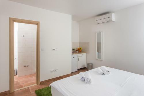 Hostal Guest House Eight Roses