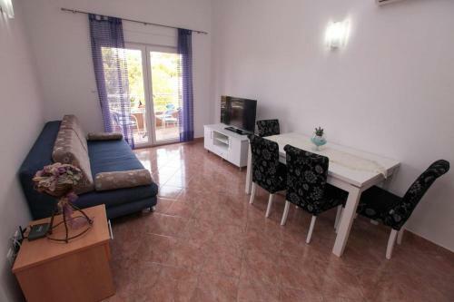 Hostal Apartments Ezra