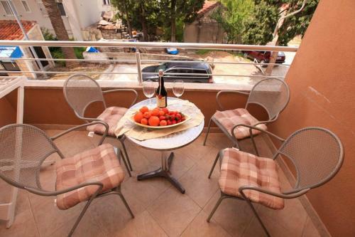 Hostal Apartments Ezra