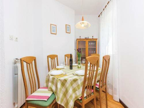 Three-bedroom Holiday Home In Hreljin
