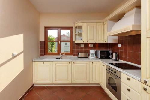 Hvar Villa Sleeps 8 Pool Air Con Wifi T739243