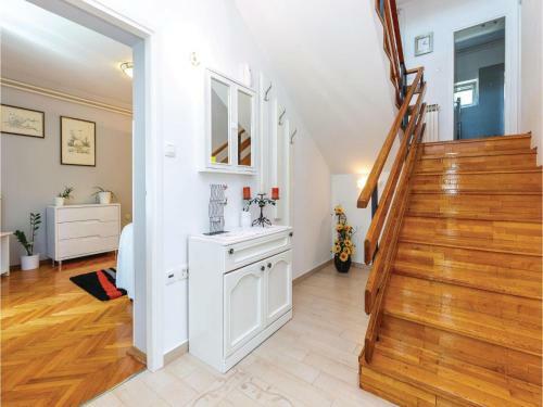 Three-bedroom Holiday Home In Jadranovo