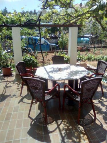 Apartments And Rooms With Parking Space Jelsa (Hvar) - 13513