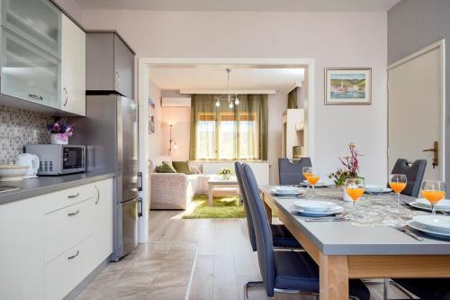 Apartments By The Sea Jelsa (Hvar) - 16273