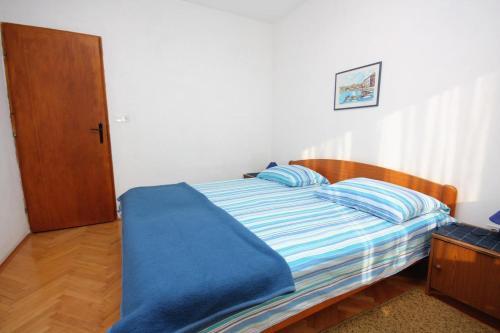 Apartments With A Parking Space Jelsa (hvar) - 5695